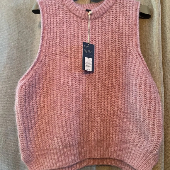 New with tags pink sweater vest size small this will fit a medium PERFECT GIFT🎄 - Picture 4 of 11